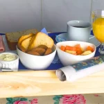 Café Da Manhã Especial Para O Dia Dos Pais Com Pão, Frutas E Café.