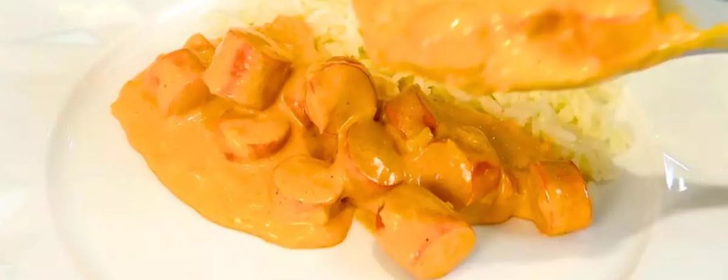 Strogonoff De Salsicha Servido Com Arroz E Batata Palha.