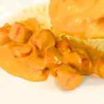 Strogonoff De Salsicha Servido Com Arroz E Batata Palha.