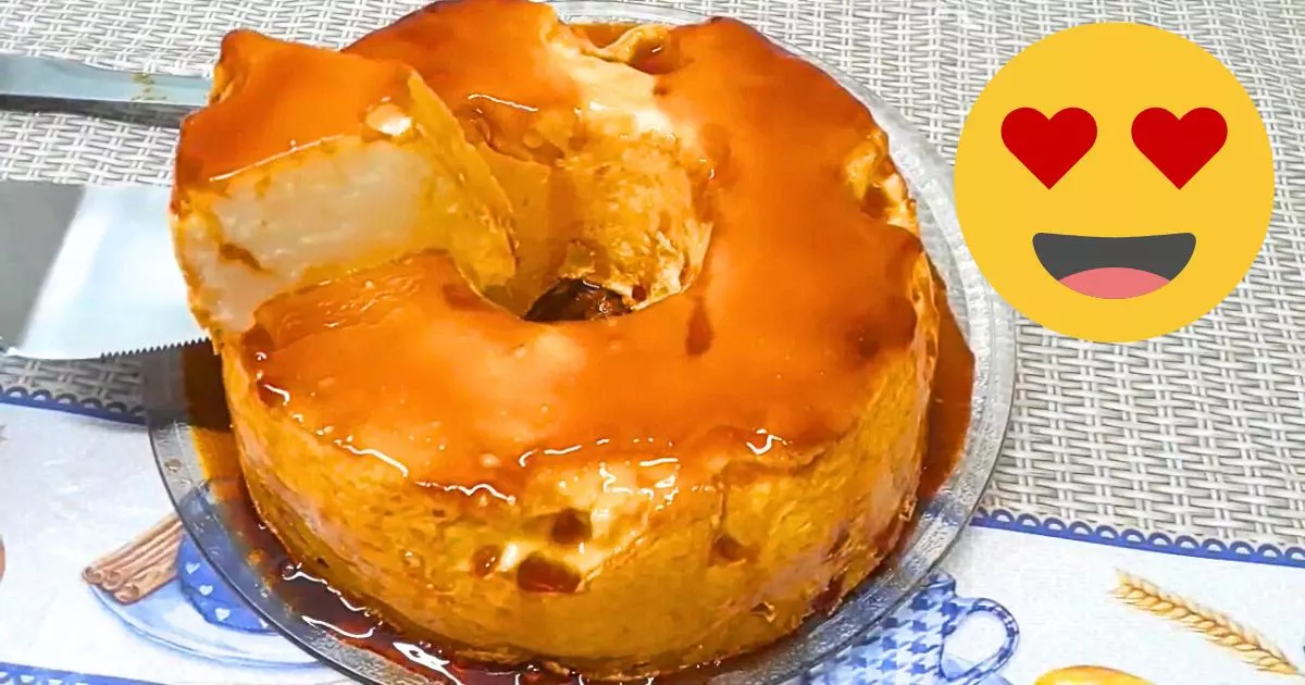 Sobremesa de nuvem doce com calda