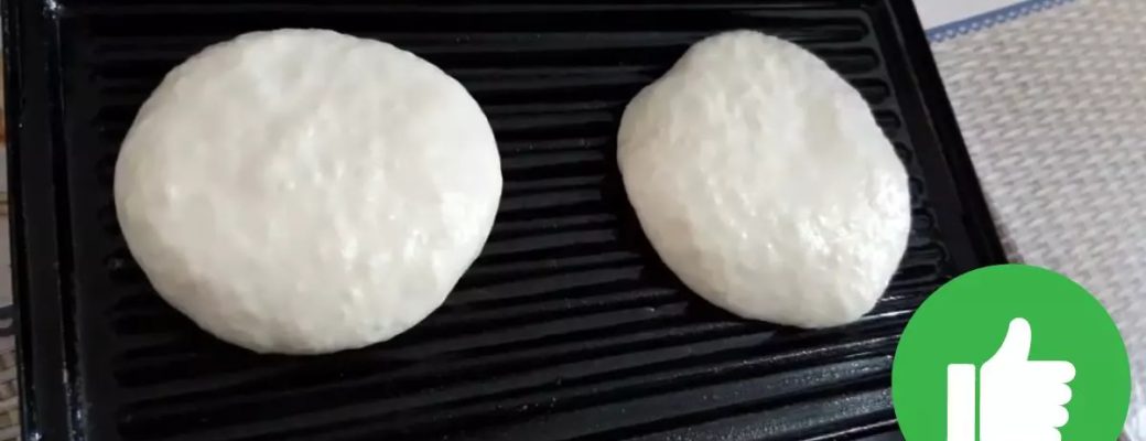 Lanche De Polvilho Dourado E Crocante Na Sanduicheira.