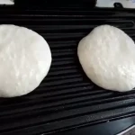 Lanche De Polvilho Dourado E Crocante Na Sanduicheira.
