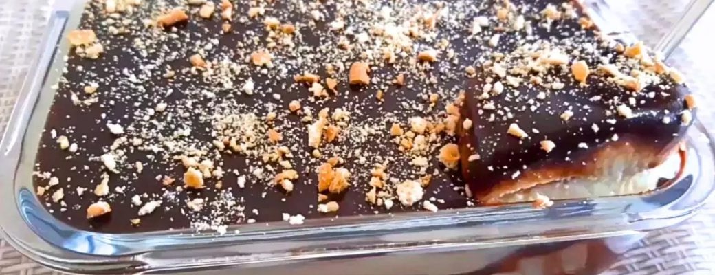 Sobremesa De Liquidificador Com Camadas De Creme E Ganache De Chocolate.