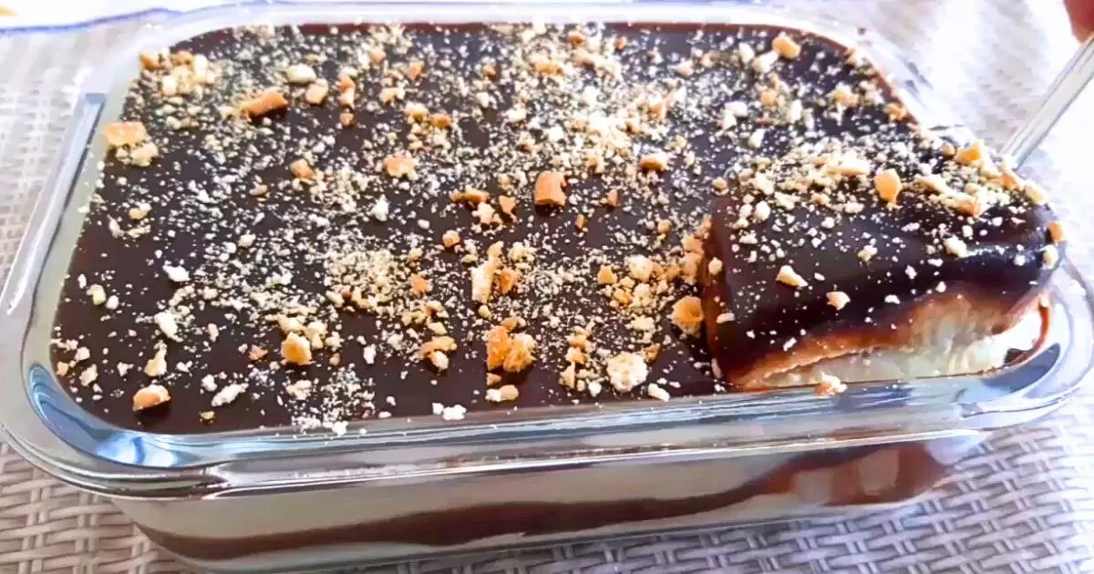 Sobremesa de liquidificador com camadas de creme e ganache de chocolate.
