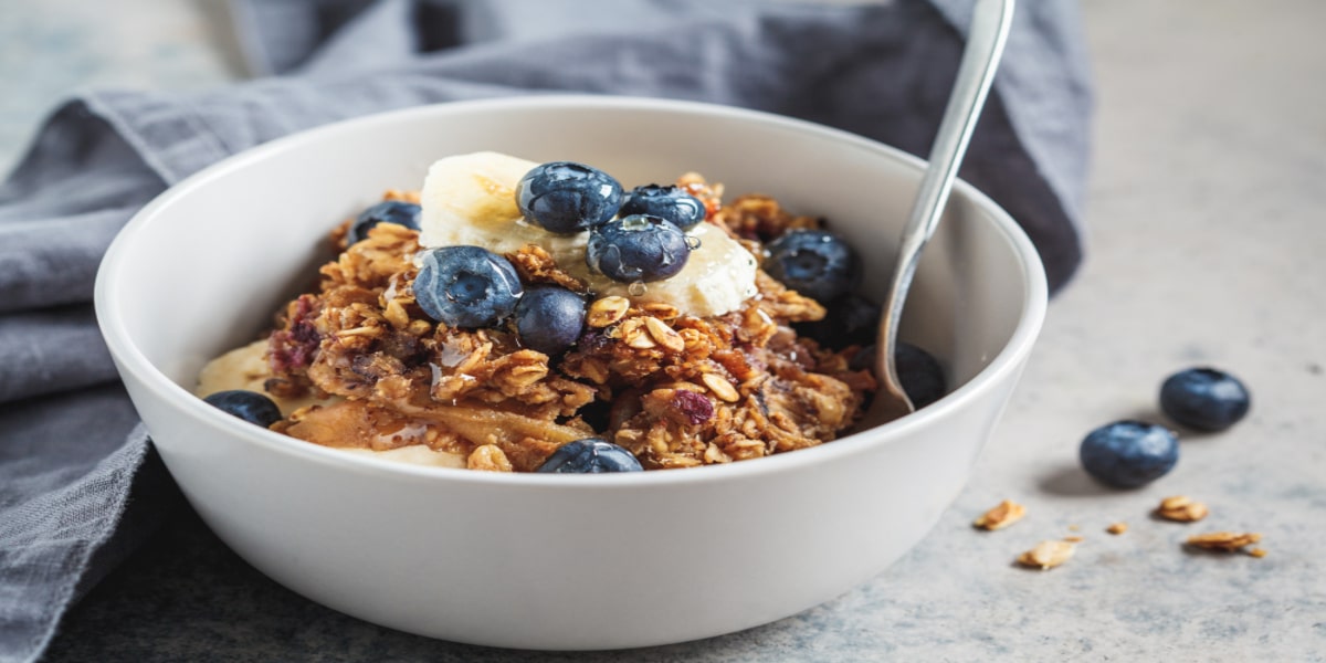 Mingau de Aveia com Mirtilos, Nozes e Banana: Uma Receita que Aquece o Coração