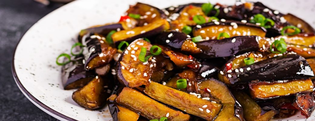 Berinjela Guisada Picante Ao Estilo Coreano Com Cebolinha Verde