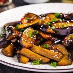 Berinjela Guisada Picante Ao Estilo Coreano Com Cebolinha Verde