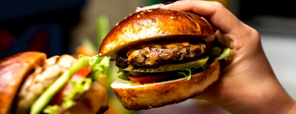 Hambúrguer De Carne Grelhada Com Queijo: Uma Receita Para Momentos Felizes Em Família