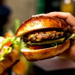 Hambúrguer De Carne Grelhada Com Queijo: Uma Receita Para Momentos Felizes Em Família
