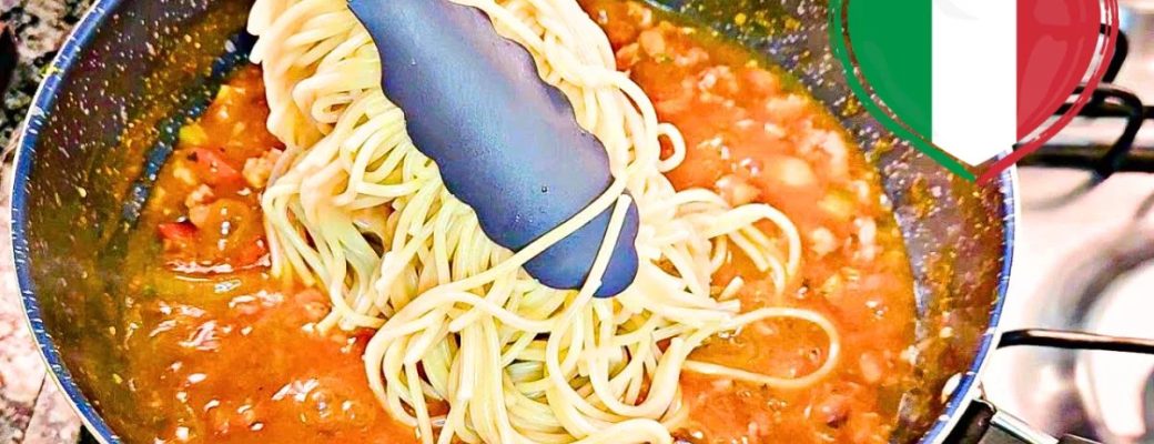 Espaguete Italiano Com Molho De Tomate.