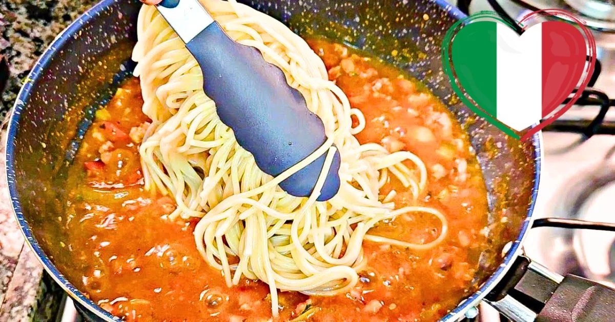 Espaguete italiano com molho de tomate.
