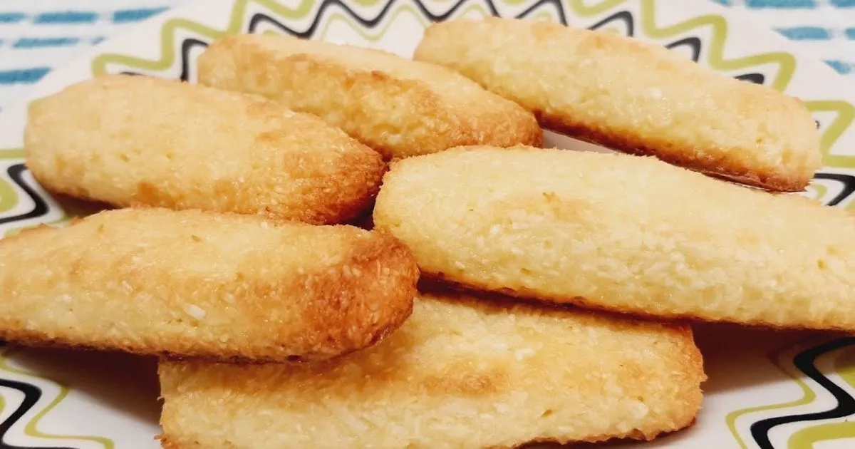 Biscoitos sem trigo e sem lactose em uma assadeira.