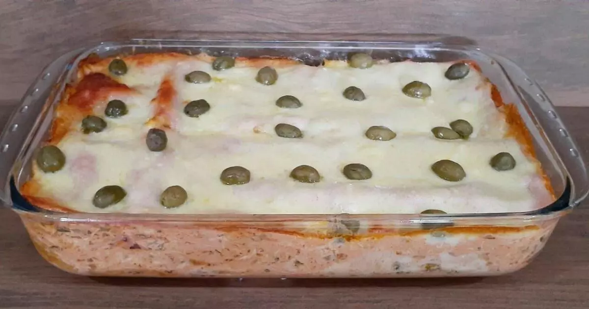 lasanha de frango com dois tipos de molhos