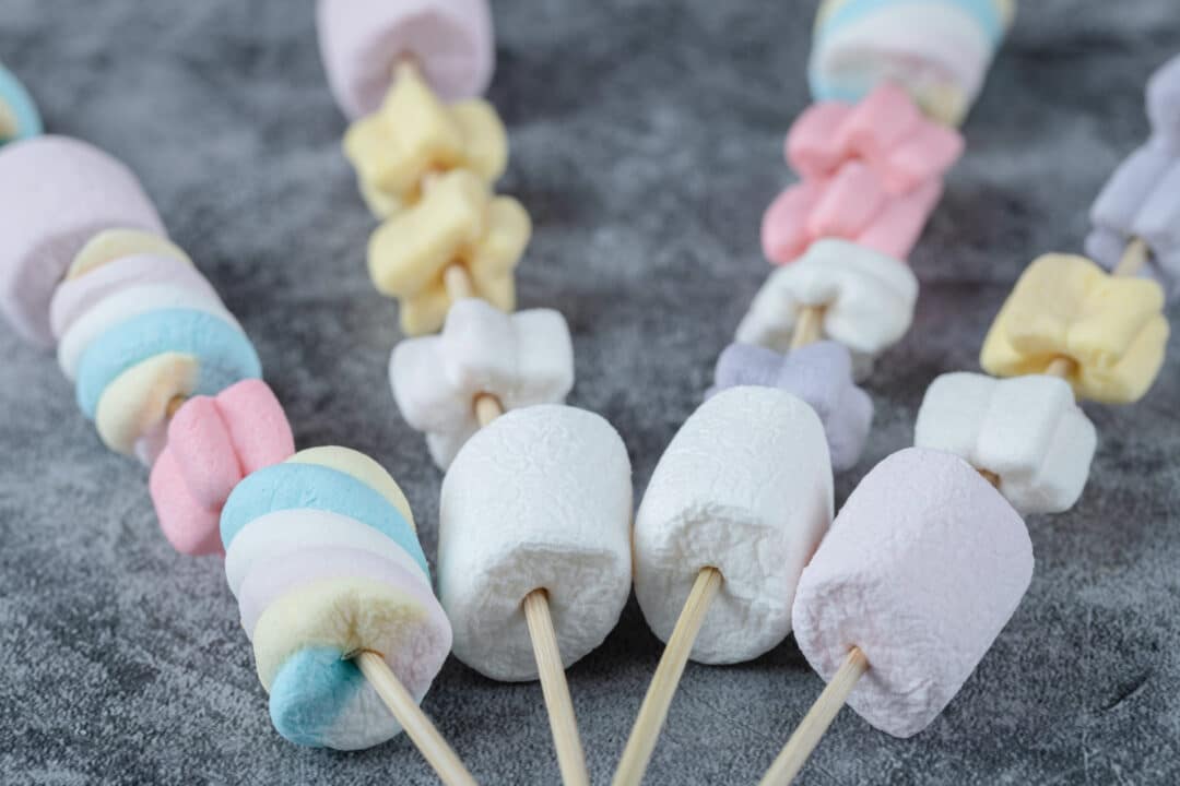Que tal um Marshmallow no Palito para arrasar na sobremesa? Faça hoje!