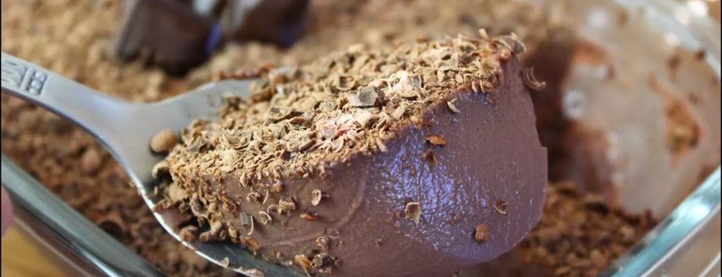 Mousse De Nescau Cremosa Em Uma Tigela Decorada Com Raspas De Chocolate.