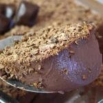 Mousse De Nescau Cremosa Em Uma Tigela Decorada Com Raspas De Chocolate.
