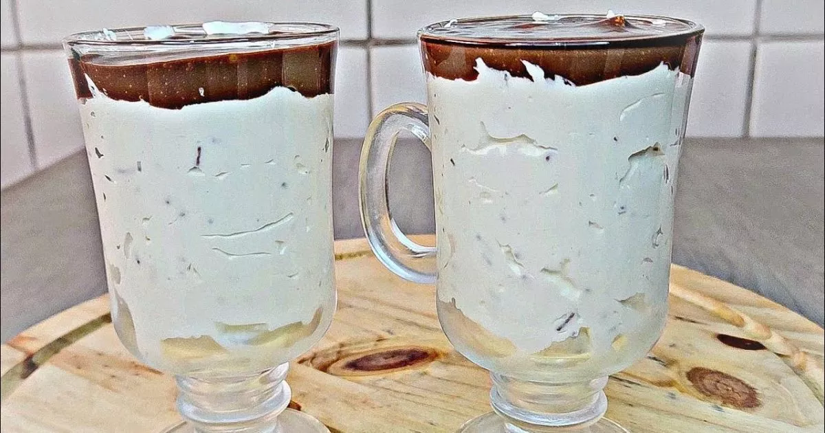 Sobremesa cremosa com ganache e granulado.