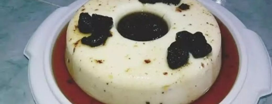 Manjar De Coco Com Calda De Ameixa