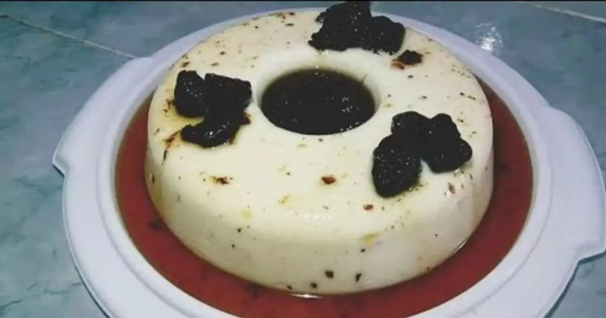 manjar de coco com calda de ameixa