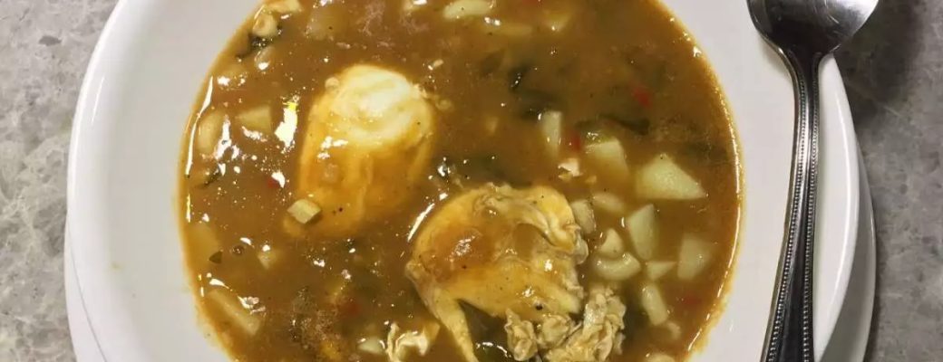 Sopa De Feijão Com Ovos Para Um Jantar Simples E Leve