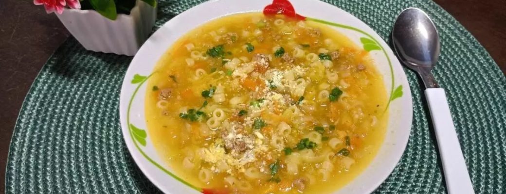 Sopa De Macarrão Nutritiva Com Carne Moída E Legumes