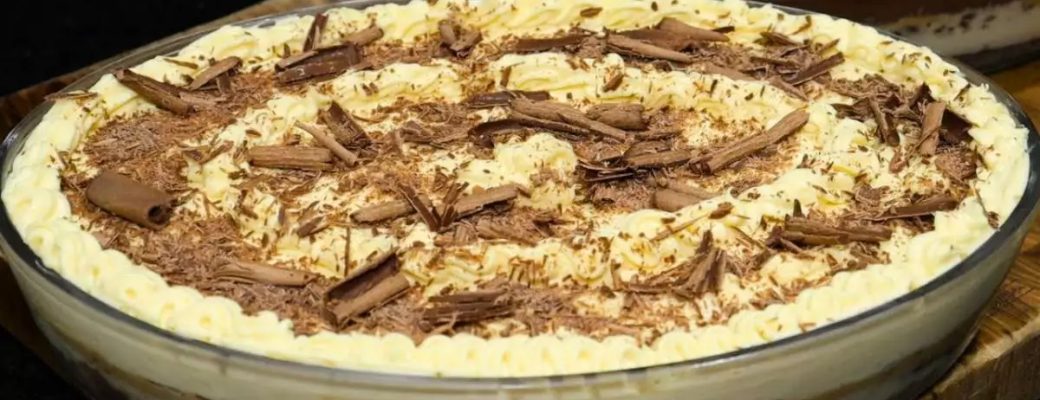 Torta Gelada Feita De Massa Pão De Ló E Camadas De Recheios 2 Sabores