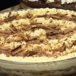 Torta Gelada Feita De Massa Pão De Ló E Camadas De Recheios 2 Sabores