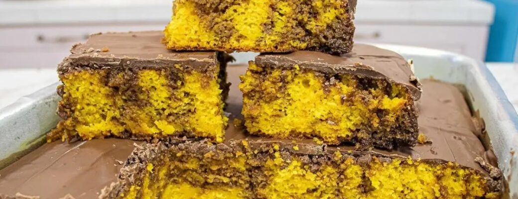 Um Bolo De Cenoura Irresistível, Com Calda E Cobertura Crocante De Chocolate, Perfeito Para Qualquer...