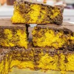 Um Bolo De Cenoura Irresistível, Com Calda E Cobertura Crocante De Chocolate, Perfeito Para Qualquer...