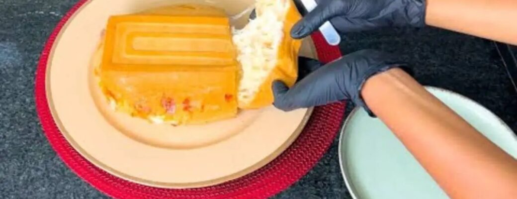 O Bolo Salgado De Pão De Queijo Com Presunto E Muçarela é Fofinho, Prático E...