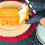 O Bolo Salgado De Pão De Queijo Com Presunto E Muçarela é Fofinho, Prático E...