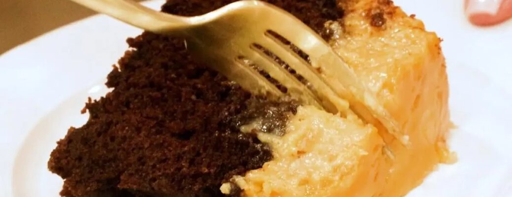 Aprenda A Fazer Um Bolo De Chocolate Que Já Sai Do Forno Recheado Com Doce...