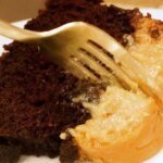 Aprenda A Fazer Um Bolo De Chocolate Que Já Sai Do Forno Recheado Com Doce...