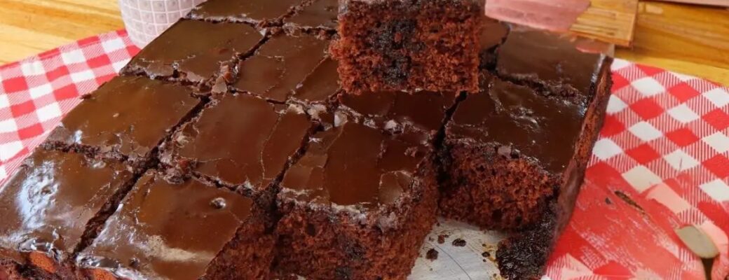 Receita Simples De Bolo De Chocolate Fofinho Com Casquinha Crocante E Cobertura Deliciosa....