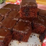 Receita Simples De Bolo De Chocolate Fofinho Com Casquinha Crocante E Cobertura Deliciosa....