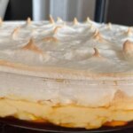 Camadas De Banana Caramelizada, Creme Aveludado E Merengue Dourado. Faça E Aproveite!...