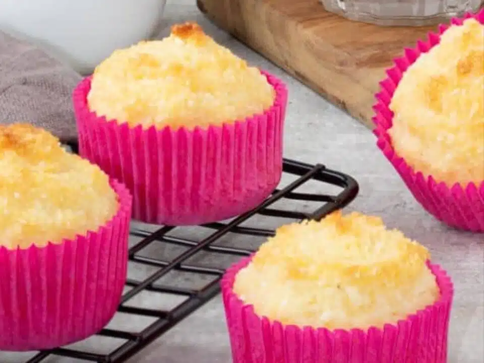 Cocadinha de forno com aquele cafezinho delicioso