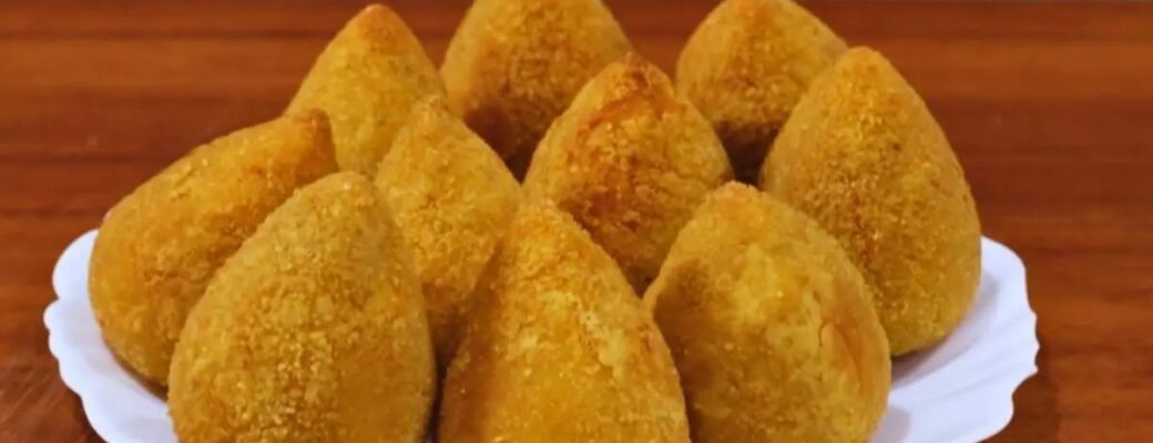 Uma Coxinha Irresistível Com Massa De Batata Super Leve E Saborosa!...