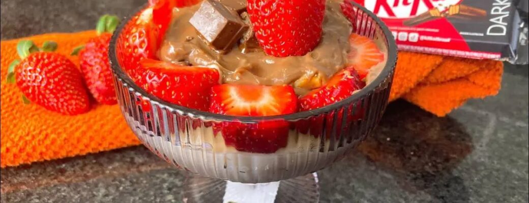 O Pavê Cremoso De Leite Condensado Com KitKat Dark Tem Camadas Crocantes, Chocolate E Morango....