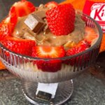 O Pavê Cremoso De Leite Condensado Com KitKat Dark Tem Camadas Crocantes, Chocolate E Morango....