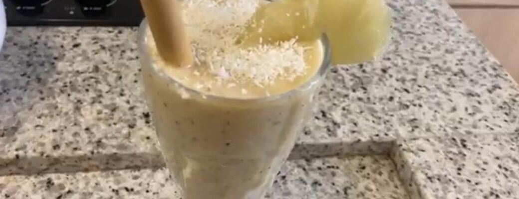 Smoothie De Abacaxi Com Coco Cremoso E Refrescante, Perfeito Para O Café Da Manhã Ou...