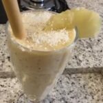 Smoothie De Abacaxi Com Coco Cremoso E Refrescante, Perfeito Para O Café Da Manhã Ou...