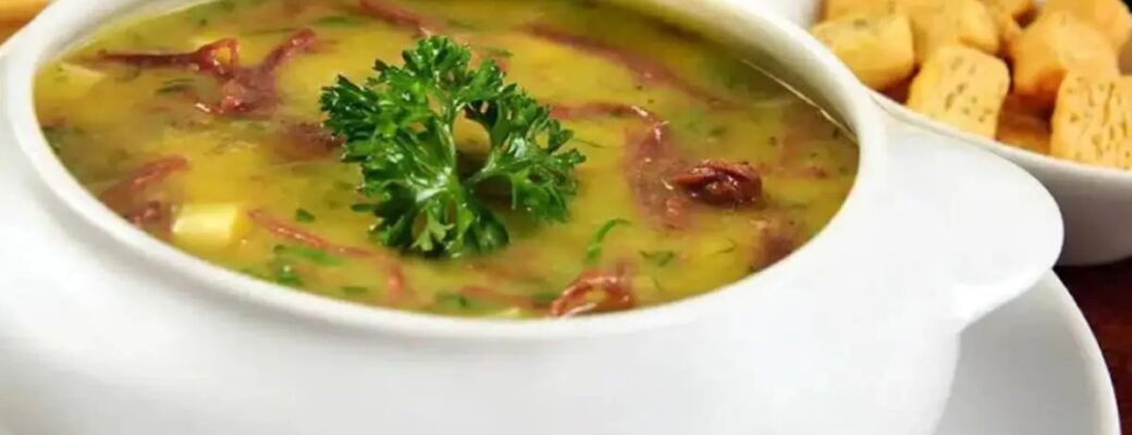 Essa Sopa Cremosa De Mandioca Com Carne Seca é Fácil, Saborosa E Perfeita Para Os...