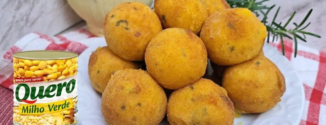 Delicioso Bolinho De Milho Recheado Com Queijo Derretido, Crocante Por Fora E Macio Por Dentro!...