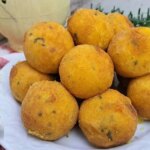 Delicioso Bolinho De Milho Recheado Com Queijo Derretido, Crocante Por Fora E Macio Por Dentro!...