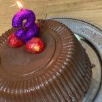Bolo Bombom De Leite Ninho Com Morango, Uma Sobremesa Cremosa E Irresistível! Aprenda Essa Receita...