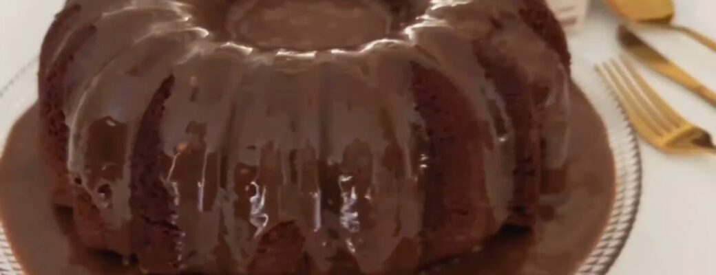 O Bolo Chocolate Cremoso Com Calda Irresistível Fácil é Uma Sobremesa Perfeita, Com Massa Fofinha...