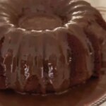O Bolo Chocolate Cremoso Com Calda Irresistível Fácil é Uma Sobremesa Perfeita, Com Massa Fofinha...