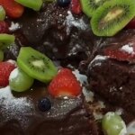 Bolo De Chocolate Com Frutas Perfeito Para Ceia é Lindo, Fácil E Saboroso. Ideal Para...