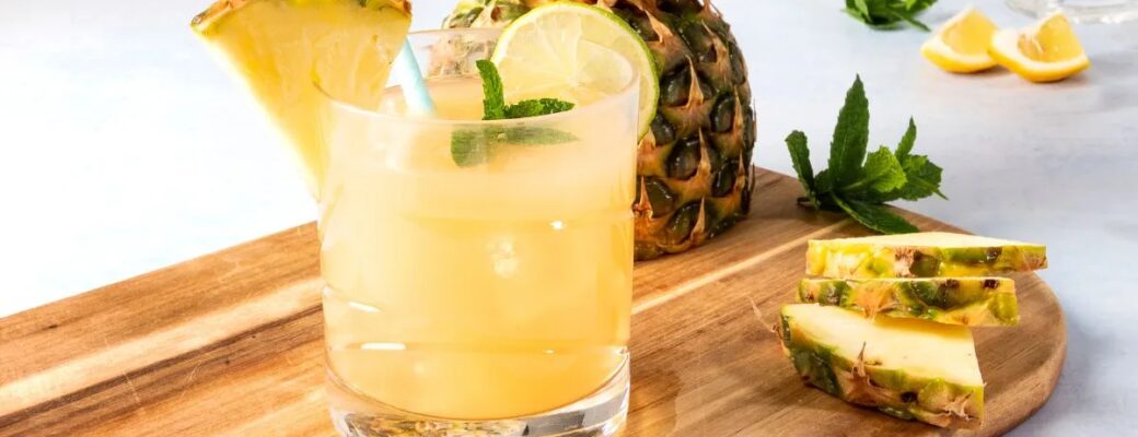 Caipirinha De Abacaxi Com Hortelã Refrescante E Tropical. Receita Fácil, Cremosa E Perfeita Para Dias...